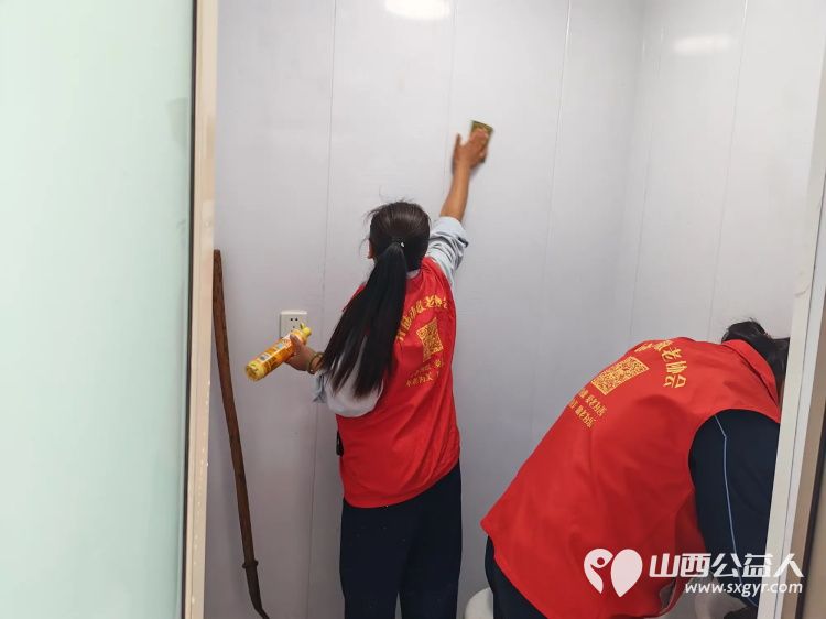 介休市敬老协会志愿者在龙凤镇西宋壁村入户探访83岁侯永禄老人家为老人擦玻璃打扫室内外卫生刷洗锅碗瓢盆做饭包饺子 - 第11张