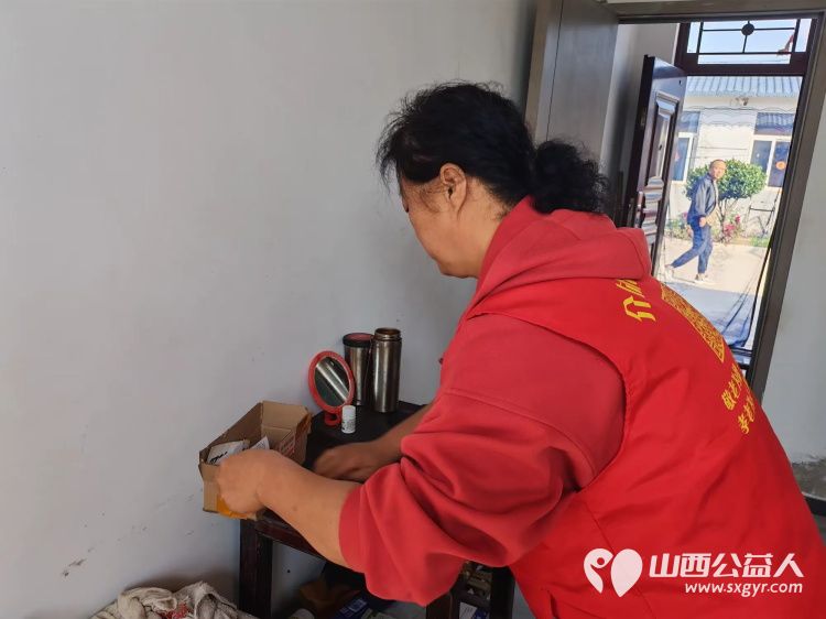 介休市敬老协会志愿者在龙凤镇西宋壁村入户探访83岁侯永禄老人家为老人擦玻璃打扫室内外卫生刷洗锅碗瓢盆做饭包饺子 - 第18张