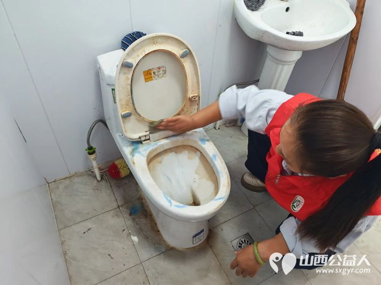 介休市敬老协会志愿者在龙凤镇西宋壁村入户探访83岁侯永禄老人家为老人擦玻璃打扫室内外卫生刷洗锅碗瓢盆做饭包饺子 - 第24张