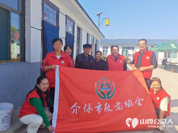 介休市敬老协会志愿者在龙凤镇西宋壁村入户探访83岁侯永禄老人家为老人擦玻璃打扫室内外卫生刷洗锅碗瓢盆做饭包饺子 - 第1张