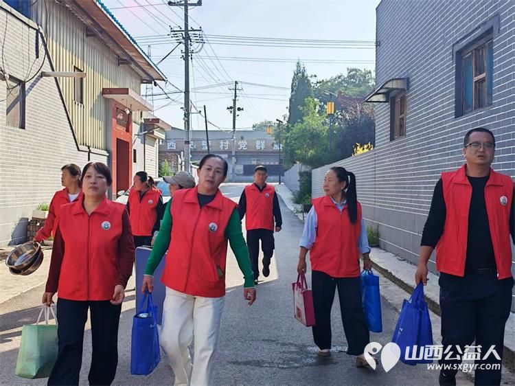介休市敬老协会志愿者在龙凤镇西宋壁村入户探访83岁侯永禄老人家为老人擦玻璃打扫室内外卫生刷洗锅碗瓢盆做饭包饺子 - 第2张
