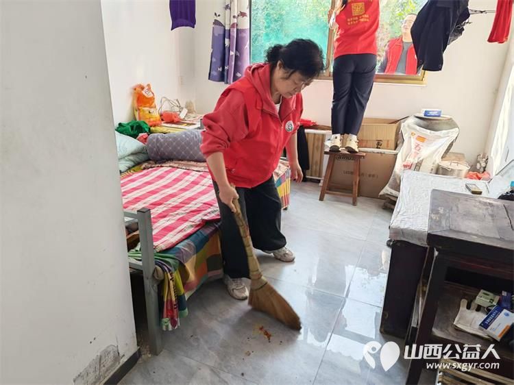 介休市敬老协会志愿者在龙凤镇西宋壁村入户探访83岁侯永禄老人家为老人擦玻璃打扫室内外卫生刷洗锅碗瓢盆做饭包饺子 - 第9张