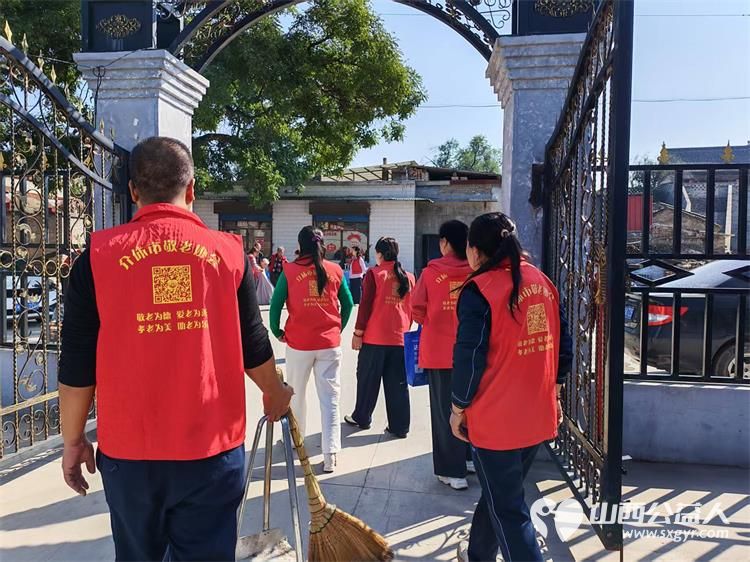 介休市敬老协会志愿者在龙凤镇西宋壁村入户探访83岁侯永禄老人家为老人擦玻璃打扫室内外卫生刷洗锅碗瓢盆做饭包饺子 - 第3张