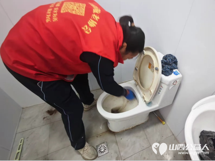 介休市敬老协会志愿者在龙凤镇西宋壁村入户探访83岁侯永禄老人家为老人擦玻璃打扫室内外卫生刷洗锅碗瓢盆做饭包饺子 - 第23张