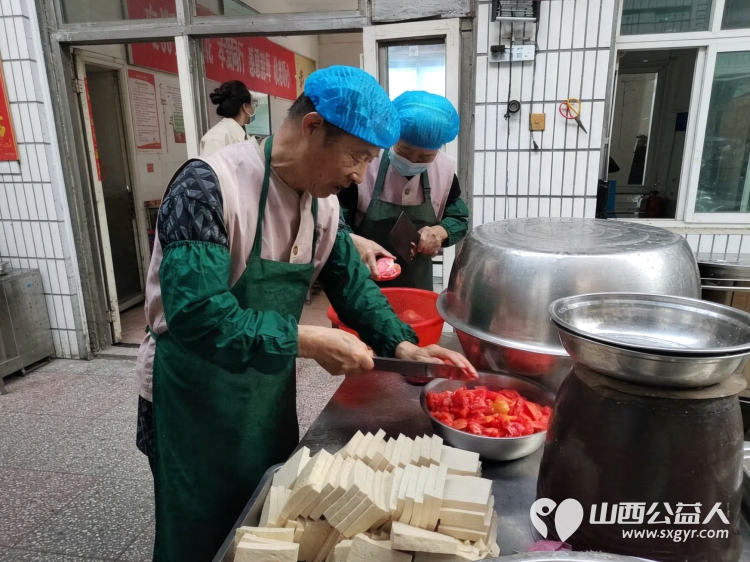 长治市小雨点公益志愿者协会志愿者9月13日在长治市雨花斋二部免费一日供餐在这里汇聚善意传递孝悌观念打造孝老助老的和乐之家 - 第32张