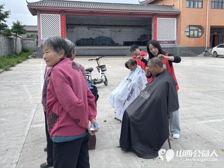 暖心便民服务进基层----上党区义工协会守护一老一小困难群众及特殊群体的实际生活爱心义剪惠民政策宣传提供免费基础健康检查将便民服务送到基层群众身边 - 第14张