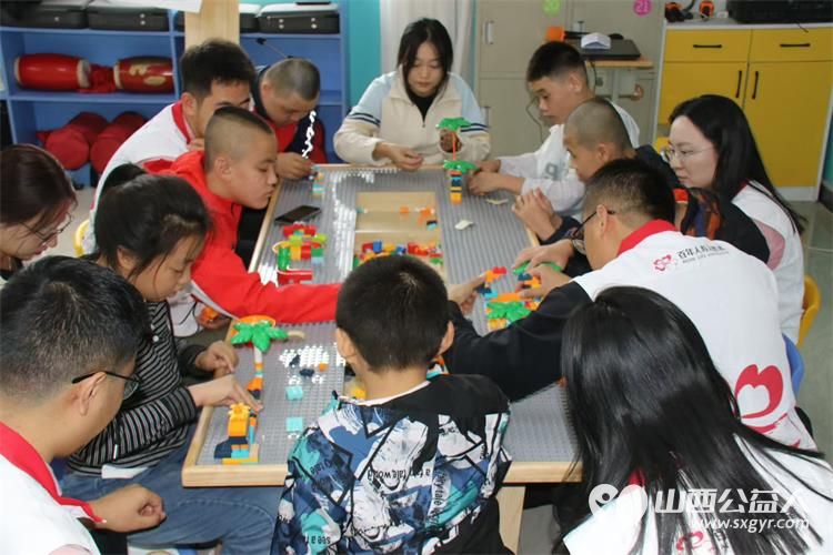 百年人寿山西分公司走进太原市灵星社区服务中心关注自闭症群体安排志愿者来灵星陪孩子们每年的教师节会带着礼物慰问灵星的老师们 - 第4张 - 山西公益人 百年人寿山西分公司走进太原市灵星社区服务中心关注自闭症群体安排志愿者来灵星陪孩子们每年的教师节会带着礼物慰问灵星的老师们 - 第4张
