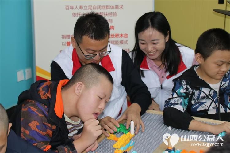 百年人寿山西分公司走进太原市灵星社区服务中心关注自闭症群体安排志愿者来灵星陪孩子们每年的教师节会带着礼物慰问灵星的老师们 - 第3张 - 山西公益人 百年人寿山西分公司走进太原市灵星社区服务中心关注自闭症群体安排志愿者来灵星陪孩子们每年的教师节会带着礼物慰问灵星的老师们 - 第3张