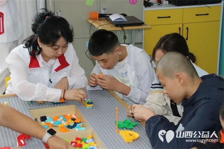 百年人寿山西分公司走进太原市灵星社区服务中心关注自闭症群体安排志愿者来灵星陪孩子们每年的教师节会带着礼物慰问灵星的老师们 - 第5张 - 山西公益人 百年人寿山西分公司走进太原市灵星社区服务中心关注自闭症群体安排志愿者来灵星陪孩子们每年的教师节会带着礼物慰问灵星的老师们 - 第5张