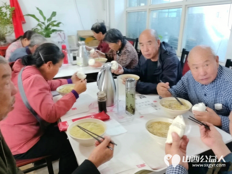 温情守护最美夕阳红----长治雨花斋二部十年坚守暖人心长治市小雨点公益志愿者协会9月14日一餐热饭一场陪伴一份初心温暖了无数社区老人的日常 - 第10张 - 山西公益人 温情守护最美夕阳红----长治雨花斋二部十年坚守暖人心长治市小雨点公益志愿者协会9月14日一餐热饭一场陪伴一份初心温暖了无数社区老人的日常 - 第10张