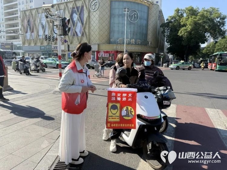文明出行守新规志愿护航筑防线----长治市正能量公益协会志愿者与一线交警开展电动自行车交通安全专项宣传与文明劝导志愿服务活动全方位守护群众出行安全 - 第32张 - 山西公益人 文明出行守新规志愿护航筑防线----长治市正能量公益协会志愿者与一线交警开展电动自行车交通安全专项宣传与文明劝导志愿服务活动全方位守护群众出行安全 - 第32张