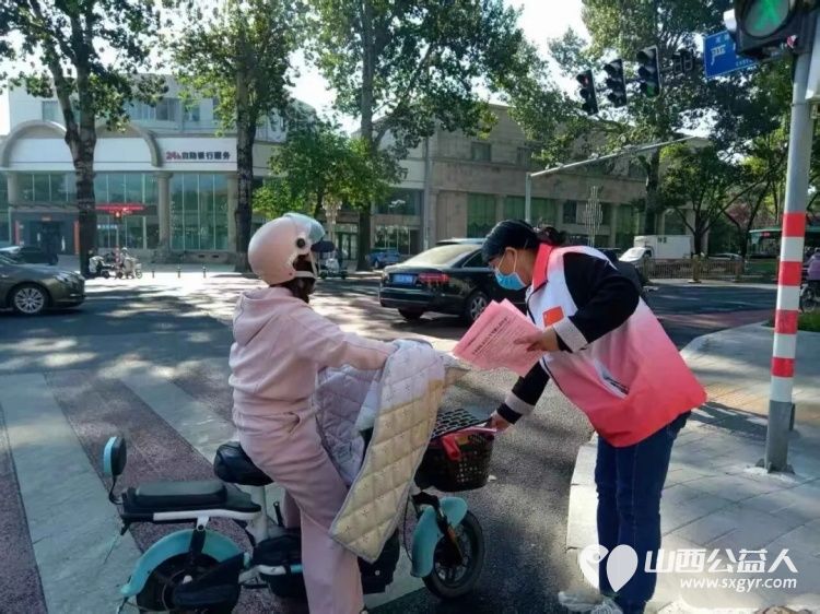 文明出行守新规志愿护航筑防线----长治市正能量公益协会志愿者与一线交警开展电动自行车交通安全专项宣传与文明劝导志愿服务活动全方位守护群众出行安全 - 第27张 - 山西公益人 文明出行守新规志愿护航筑防线----长治市正能量公益协会志愿者与一线交警开展电动自行车交通安全专项宣传与文明劝导志愿服务活动全方位守护群众出行安全 - 第27张