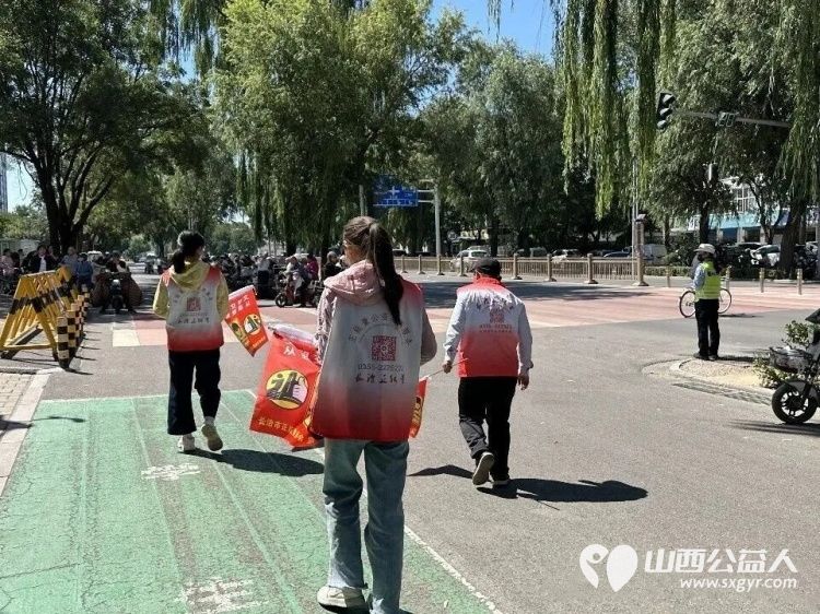 文明出行守新规志愿护航筑防线----长治市正能量公益协会志愿者与一线交警开展电动自行车交通安全专项宣传与文明劝导志愿服务活动全方位守护群众出行安全 - 第24张 - 山西公益人 文明出行守新规志愿护航筑防线----长治市正能量公益协会志愿者与一线交警开展电动自行车交通安全专项宣传与文明劝导志愿服务活动全方位守护群众出行安全 - 第24张