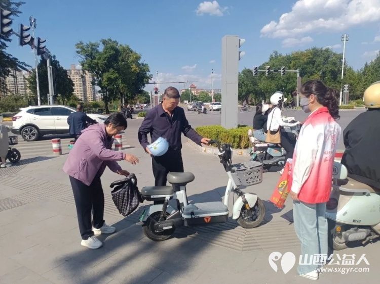 文明出行守新规志愿护航筑防线----长治市正能量公益协会志愿者与一线交警开展电动自行车交通安全专项宣传与文明劝导志愿服务活动全方位守护群众出行安全 - 第13张 - 山西公益人 文明出行守新规志愿护航筑防线----长治市正能量公益协会志愿者与一线交警开展电动自行车交通安全专项宣传与文明劝导志愿服务活动全方位守护群众出行安全 - 第13张