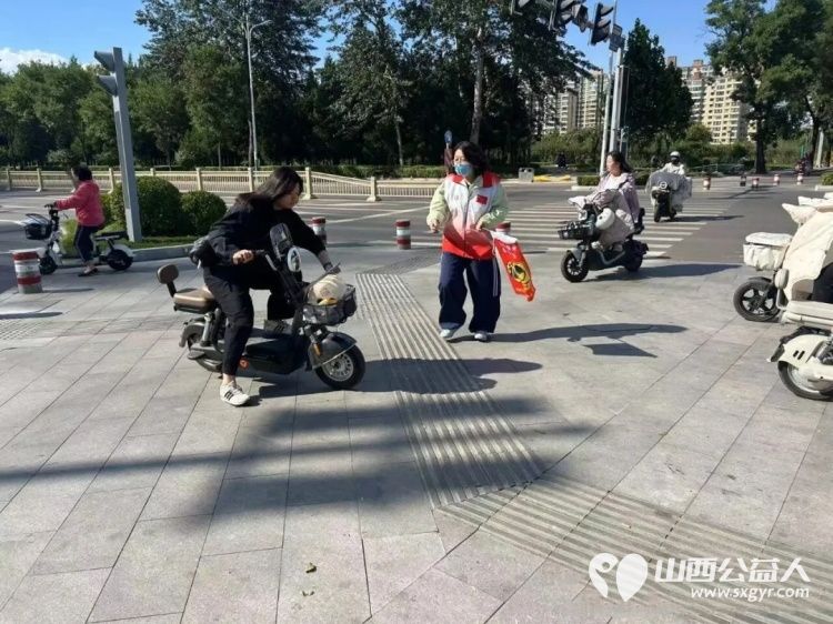 文明出行守新规志愿护航筑防线----长治市正能量公益协会志愿者与一线交警开展电动自行车交通安全专项宣传与文明劝导志愿服务活动全方位守护群众出行安全 - 第21张 - 山西公益人 文明出行守新规志愿护航筑防线----长治市正能量公益协会志愿者与一线交警开展电动自行车交通安全专项宣传与文明劝导志愿服务活动全方位守护群众出行安全 - 第21张