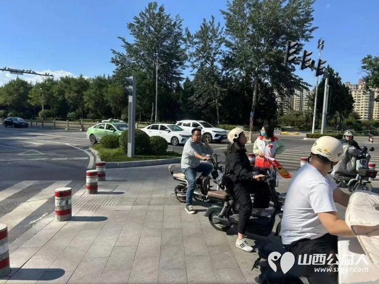 文明出行守新规志愿护航筑防线----长治市正能量公益协会志愿者与一线交警开展电动自行车交通安全专项宣传与文明劝导志愿服务活动全方位守护群众出行安全 - 第16张 - 山西公益人 文明出行守新规志愿护航筑防线----长治市正能量公益协会志愿者与一线交警开展电动自行车交通安全专项宣传与文明劝导志愿服务活动全方位守护群众出行安全 - 第16张