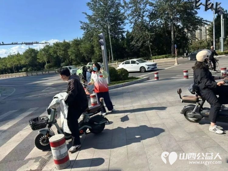 文明出行守新规志愿护航筑防线----长治市正能量公益协会志愿者与一线交警开展电动自行车交通安全专项宣传与文明劝导志愿服务活动全方位守护群众出行安全 - 第9张 - 山西公益人 文明出行守新规志愿护航筑防线----长治市正能量公益协会志愿者与一线交警开展电动自行车交通安全专项宣传与文明劝导志愿服务活动全方位守护群众出行安全 - 第9张