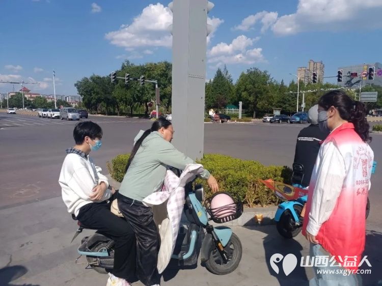 文明出行守新规志愿护航筑防线----长治市正能量公益协会志愿者与一线交警开展电动自行车交通安全专项宣传与文明劝导志愿服务活动全方位守护群众出行安全 - 第7张 - 山西公益人 文明出行守新规志愿护航筑防线----长治市正能量公益协会志愿者与一线交警开展电动自行车交通安全专项宣传与文明劝导志愿服务活动全方位守护群众出行安全 - 第7张
