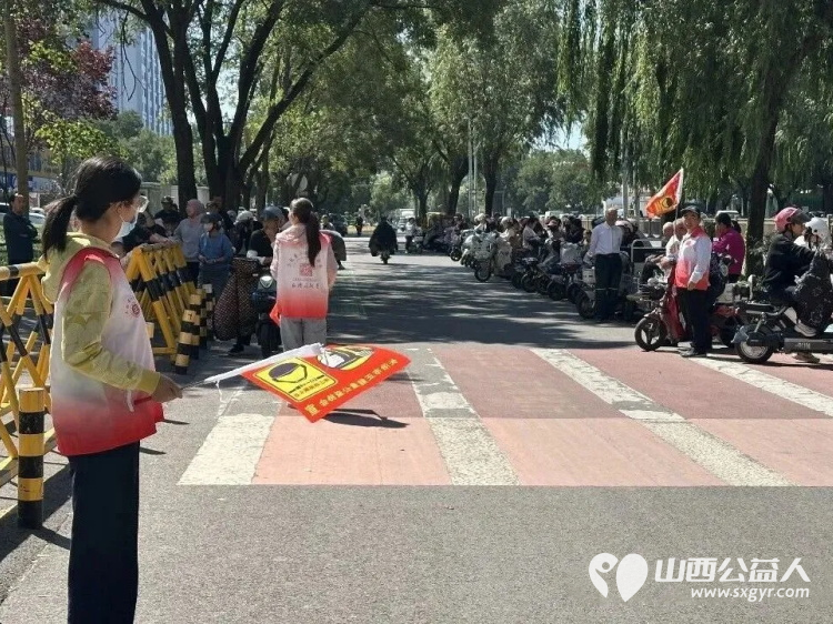 文明出行守新规志愿护航筑防线----长治市正能量公益协会志愿者与一线交警开展电动自行车交通安全专项宣传与文明劝导志愿服务活动全方位守护群众出行安全 - 第14张 - 山西公益人 文明出行守新规志愿护航筑防线----长治市正能量公益协会志愿者与一线交警开展电动自行车交通安全专项宣传与文明劝导志愿服务活动全方位守护群众出行安全 - 第14张