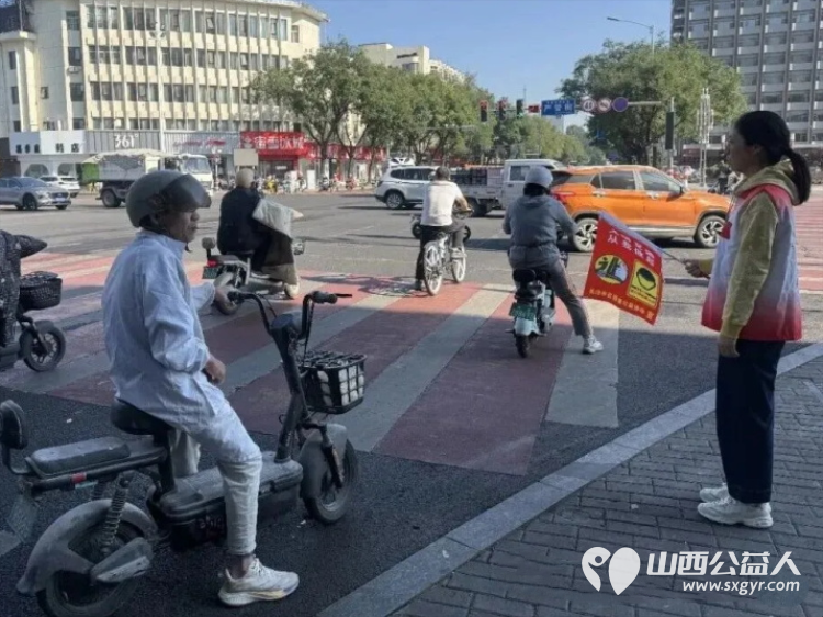 文明出行守新规志愿护航筑防线----长治市正能量公益协会志愿者与一线交警开展电动自行车交通安全专项宣传与文明劝导志愿服务活动全方位守护群众出行安全 - 第15张 - 山西公益人 文明出行守新规志愿护航筑防线----长治市正能量公益协会志愿者与一线交警开展电动自行车交通安全专项宣传与文明劝导志愿服务活动全方位守护群众出行安全 - 第15张