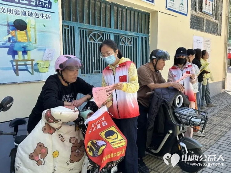 文明出行守新规志愿护航筑防线----长治市正能量公益协会志愿者与一线交警开展电动自行车交通安全专项宣传与文明劝导志愿服务活动全方位守护群众出行安全 - 第11张 - 山西公益人 文明出行守新规志愿护航筑防线----长治市正能量公益协会志愿者与一线交警开展电动自行车交通安全专项宣传与文明劝导志愿服务活动全方位守护群众出行安全 - 第11张