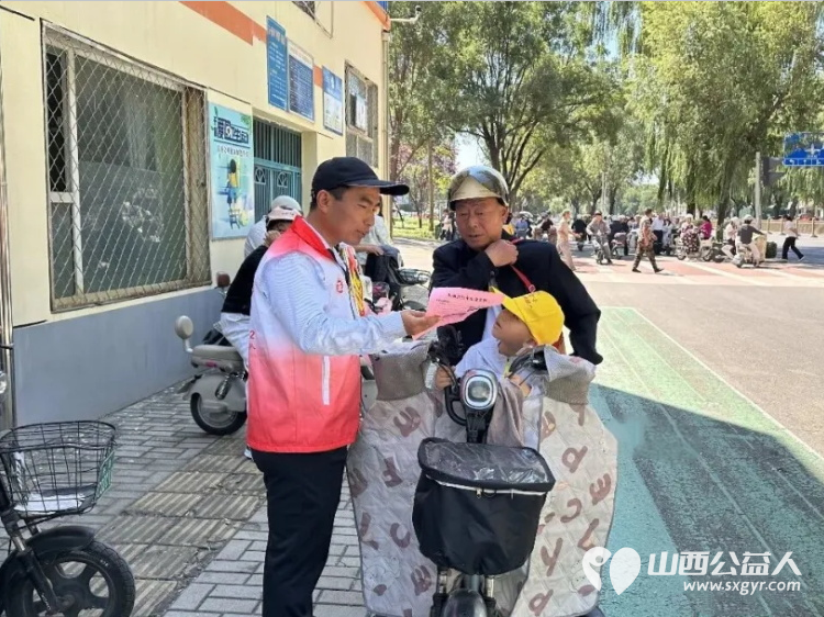 文明出行守新规志愿护航筑防线----长治市正能量公益协会志愿者与一线交警开展电动自行车交通安全专项宣传与文明劝导志愿服务活动全方位守护群众出行安全 - 第12张 - 山西公益人 文明出行守新规志愿护航筑防线----长治市正能量公益协会志愿者与一线交警开展电动自行车交通安全专项宣传与文明劝导志愿服务活动全方位守护群众出行安全 - 第12张