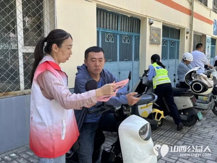 文明出行守新规志愿护航筑防线----长治市正能量公益协会志愿者与一线交警开展电动自行车交通安全专项宣传与文明劝导志愿服务活动全方位守护群众出行安全 - 第10张 - 山西公益人 文明出行守新规志愿护航筑防线----长治市正能量公益协会志愿者与一线交警开展电动自行车交通安全专项宣传与文明劝导志愿服务活动全方位守护群众出行安全 - 第10张