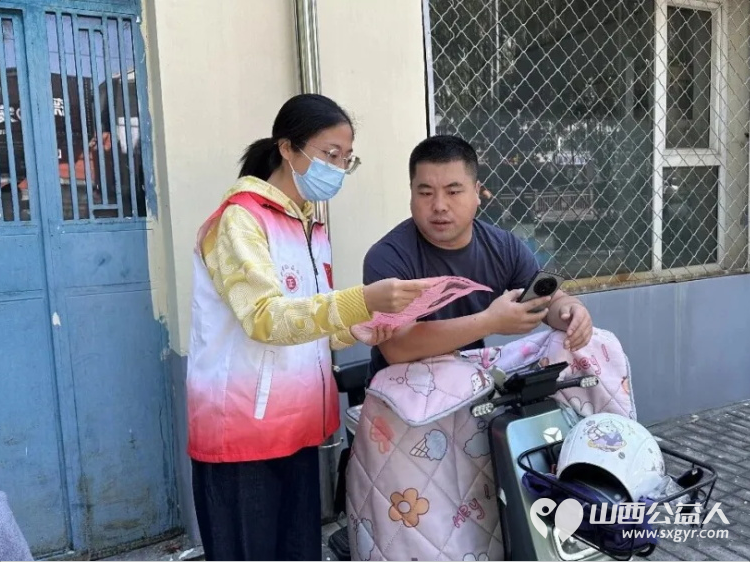 文明出行守新规志愿护航筑防线----长治市正能量公益协会志愿者与一线交警开展电动自行车交通安全专项宣传与文明劝导志愿服务活动全方位守护群众出行安全 - 第8张 - 山西公益人 文明出行守新规志愿护航筑防线----长治市正能量公益协会志愿者与一线交警开展电动自行车交通安全专项宣传与文明劝导志愿服务活动全方位守护群众出行安全 - 第8张