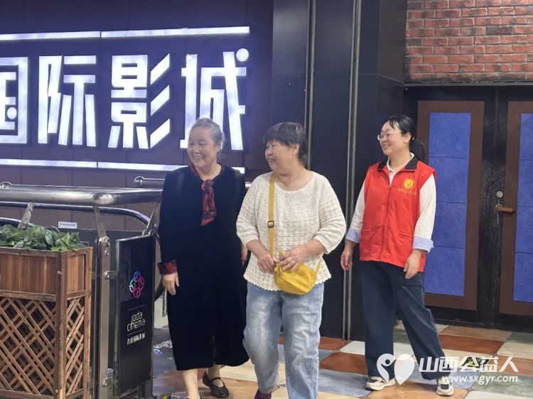 阳泉市义工联合会携阳泉九达国际影城联合举办以满足老年人观影需求享受阳泉品质生活为主题帮助他们走进电影院体验年轻人的时尚95位老人免费观看了热播电影《欢迎来龙餐馆》 - 第4张 - 山西公益人 阳泉市义工联合会携阳泉九达国际影城联合举办以满足老年人观影需求享受阳泉品质生活为主题帮助他们走进电影院体验年轻人的时尚95位老人免费观看了热播电影《欢迎来龙餐馆》 - 第4张