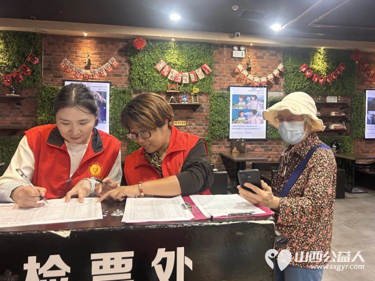 阳泉市义工联合会携阳泉九达国际影城联合举办以满足老年人观影需求享受阳泉品质生活为主题帮助他们走进电影院体验年轻人的时尚95位老人免费观看了热播电影《欢迎来龙餐馆》 - 第3张 - 山西公益人 阳泉市义工联合会携阳泉九达国际影城联合举办以满足老年人观影需求享受阳泉品质生活为主题帮助他们走进电影院体验年轻人的时尚95位老人免费观看了热播电影《欢迎来龙餐馆》 - 第3张