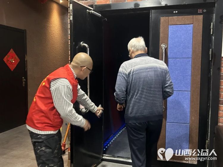 阳泉市义工联合会携阳泉九达国际影城联合举办以满足老年人观影需求享受阳泉品质生活为主题帮助他们走进电影院体验年轻人的时尚95位老人免费观看了热播电影《欢迎来龙餐馆》 - 第7张 - 山西公益人 阳泉市义工联合会携阳泉九达国际影城联合举办以满足老年人观影需求享受阳泉品质生活为主题帮助他们走进电影院体验年轻人的时尚95位老人免费观看了热播电影《欢迎来龙餐馆》 - 第7张