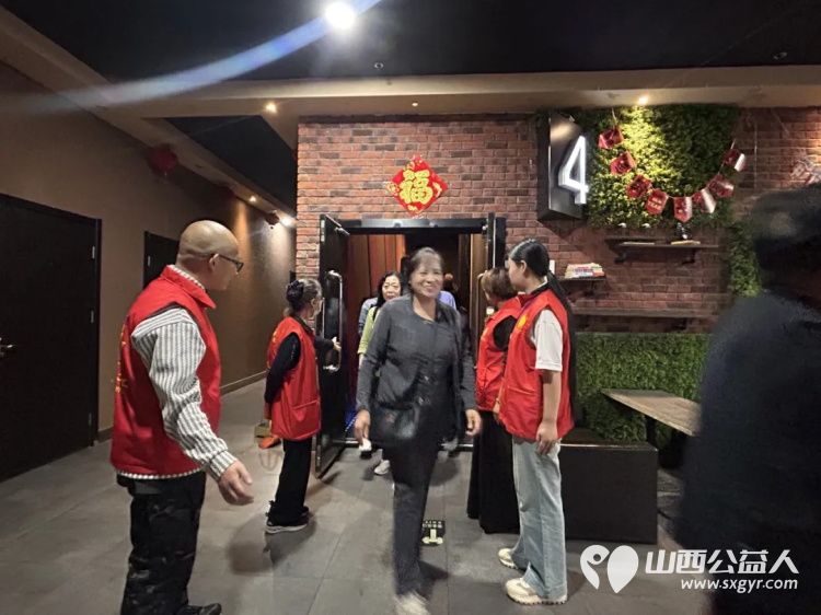 阳泉市义工联合会携阳泉九达国际影城联合举办以满足老年人观影需求享受阳泉品质生活为主题帮助他们走进电影院体验年轻人的时尚95位老人免费观看了热播电影《欢迎来龙餐馆》 - 第13张 - 山西公益人 阳泉市义工联合会携阳泉九达国际影城联合举办以满足老年人观影需求享受阳泉品质生活为主题帮助他们走进电影院体验年轻人的时尚95位老人免费观看了热播电影《欢迎来龙餐馆》 - 第13张