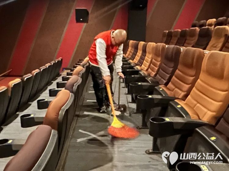 阳泉市义工联合会携阳泉九达国际影城联合举办以满足老年人观影需求享受阳泉品质生活为主题帮助他们走进电影院体验年轻人的时尚95位老人免费观看了热播电影《欢迎来龙餐馆》 - 第15张 - 山西公益人 阳泉市义工联合会携阳泉九达国际影城联合举办以满足老年人观影需求享受阳泉品质生活为主题帮助他们走进电影院体验年轻人的时尚95位老人免费观看了热播电影《欢迎来龙餐馆》 - 第15张