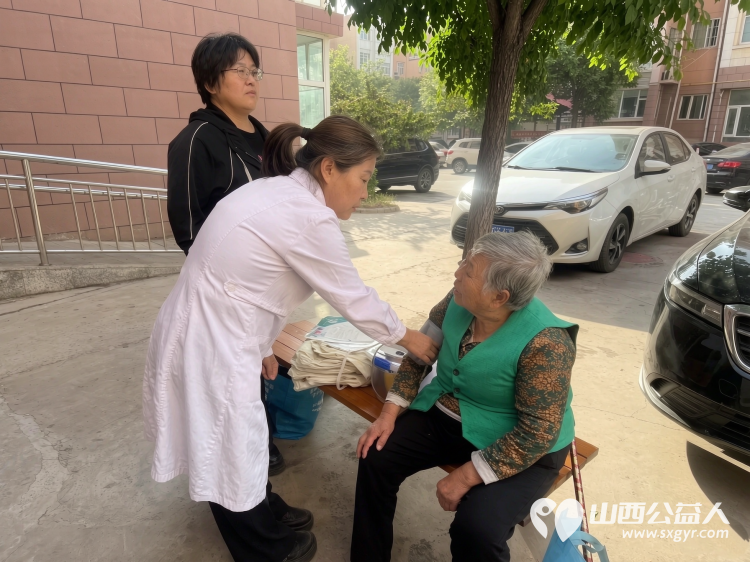 志愿服务进社区健康活动暖人心----介休市敬老协会2026年9月16日组织志愿者去北坛街道介公东路社区安康嘉苑为社区所有老人爱心理发义诊等多项贴心服务 - 第12张 - 山西公益人 志愿服务进社区健康活动暖人心----介休市敬老协会2026年9月16日组织志愿者去北坛街道介公东路社区安康嘉苑为社区所有老人爱心理发义诊等多项贴心服务 - 第12张