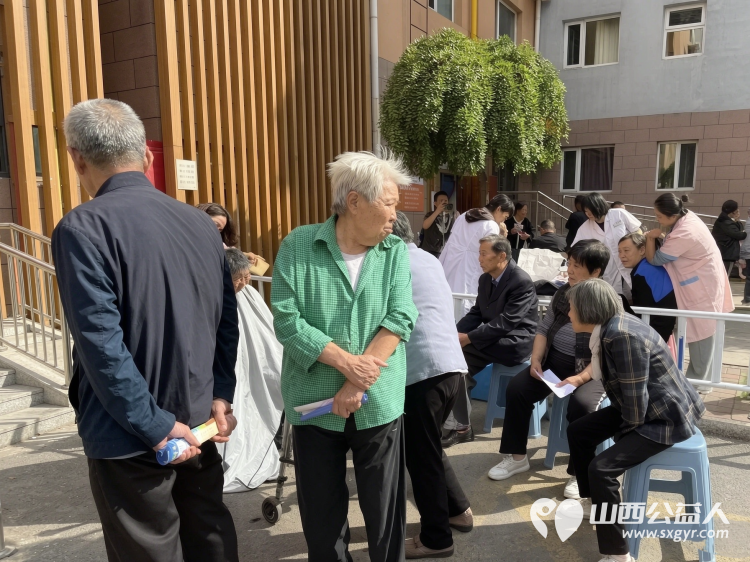 志愿服务进社区健康活动暖人心----介休市敬老协会2026年9月16日组织志愿者去北坛街道介公东路社区安康嘉苑为社区所有老人爱心理发义诊等多项贴心服务 - 第11张 - 山西公益人 志愿服务进社区健康活动暖人心----介休市敬老协会2026年9月16日组织志愿者去北坛街道介公东路社区安康嘉苑为社区所有老人爱心理发义诊等多项贴心服务 - 第11张