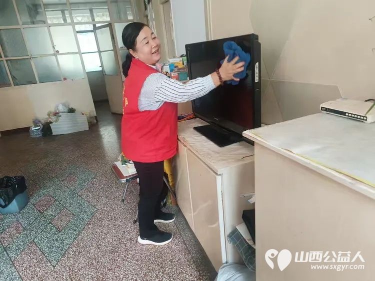 月满中秋送温情志愿服务暖人心----忻府区红色志愿服务队中秋佳节节前走访慰问志愿服务活动慰问生活困难家庭 - 第8张 - 山西公益人 月满中秋送温情志愿服务暖人心----忻府区红色志愿服务队中秋佳节节前走访慰问志愿服务活动慰问生活困难家庭 - 第8张
