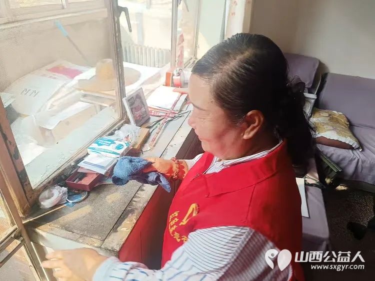 月满中秋送温情志愿服务暖人心----忻府区红色志愿服务队中秋佳节节前走访慰问志愿服务活动慰问生活困难家庭 - 第7张 - 山西公益人 月满中秋送温情志愿服务暖人心----忻府区红色志愿服务队中秋佳节节前走访慰问志愿服务活动慰问生活困难家庭 - 第7张