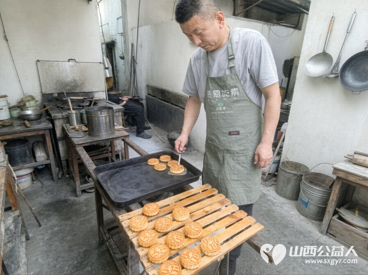 手工爱心月饼情暖敬老公益行----长治市雨花斋二部负责人王新丽带领思源公益志愿者们来到老军庄村亲手为长治市雨花斋二部的老人们制作爱心月饼提前送上节日的祝福与关怀 - 第8张 - 山西公益人 手工爱心月饼情暖敬老公益行----长治市雨花斋二部负责人王新丽带领思源公益志愿者们来到老军庄村亲手为长治市雨花斋二部的老人们制作爱心月饼提前送上节日的祝福与关怀 - 第8张