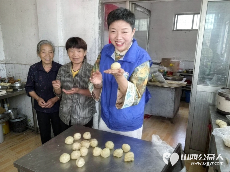 手工爱心月饼情暖敬老公益行----长治市雨花斋二部负责人王新丽带领思源公益志愿者们来到老军庄村亲手为长治市雨花斋二部的老人们制作爱心月饼提前送上节日的祝福与关怀 - 第2张 - 山西公益人 手工爱心月饼情暖敬老公益行----长治市雨花斋二部负责人王新丽带领思源公益志愿者们来到老军庄村亲手为长治市雨花斋二部的老人们制作爱心月饼提前送上节日的祝福与关怀 - 第2张