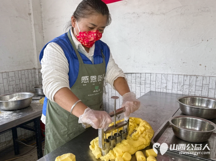 手工爱心月饼情暖敬老公益行----长治市雨花斋二部负责人王新丽带领思源公益志愿者们来到老军庄村亲手为长治市雨花斋二部的老人们制作爱心月饼提前送上节日的祝福与关怀 - 第6张 - 山西公益人 手工爱心月饼情暖敬老公益行----长治市雨花斋二部负责人王新丽带领思源公益志愿者们来到老军庄村亲手为长治市雨花斋二部的老人们制作爱心月饼提前送上节日的祝福与关怀 - 第6张