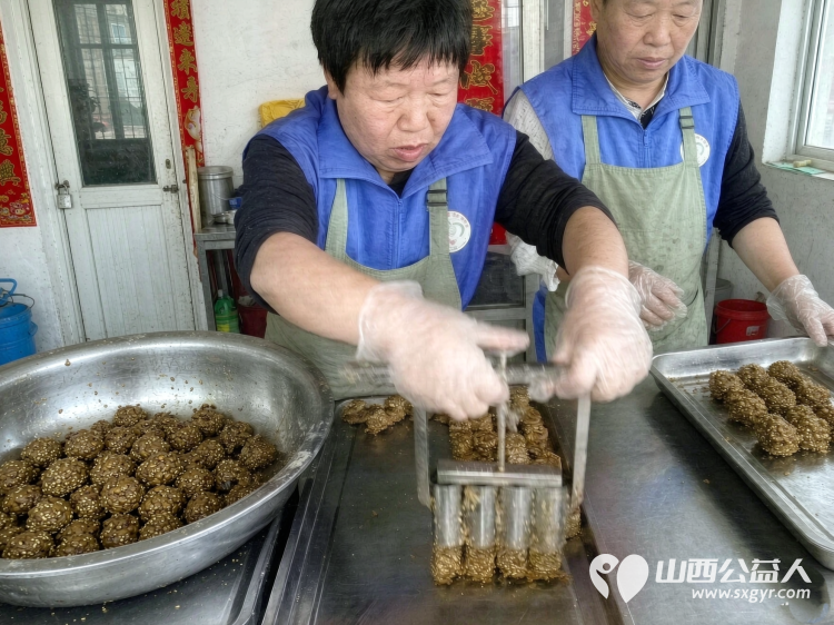 手工爱心月饼情暖敬老公益行----长治市雨花斋二部负责人王新丽带领思源公益志愿者们来到老军庄村亲手为长治市雨花斋二部的老人们制作爱心月饼提前送上节日的祝福与关怀 - 第5张 - 山西公益人 手工爱心月饼情暖敬老公益行----长治市雨花斋二部负责人王新丽带领思源公益志愿者们来到老军庄村亲手为长治市雨花斋二部的老人们制作爱心月饼提前送上节日的祝福与关怀 - 第5张