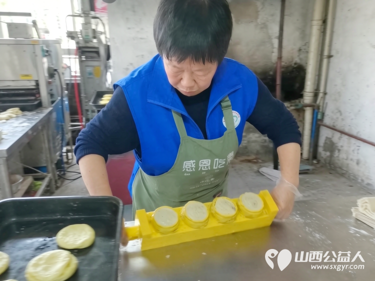 手工爱心月饼情暖敬老公益行----长治市雨花斋二部负责人王新丽带领思源公益志愿者们来到老军庄村亲手为长治市雨花斋二部的老人们制作爱心月饼提前送上节日的祝福与关怀 - 第4张 - 山西公益人 手工爱心月饼情暖敬老公益行----长治市雨花斋二部负责人王新丽带领思源公益志愿者们来到老军庄村亲手为长治市雨花斋二部的老人们制作爱心月饼提前送上节日的祝福与关怀 - 第4张