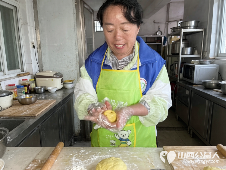 手工爱心月饼情暖敬老公益行----长治市雨花斋二部负责人王新丽带领思源公益志愿者们来到老军庄村亲手为长治市雨花斋二部的老人们制作爱心月饼提前送上节日的祝福与关怀 - 第3张 - 山西公益人 手工爱心月饼情暖敬老公益行----长治市雨花斋二部负责人王新丽带领思源公益志愿者们来到老军庄村亲手为长治市雨花斋二部的老人们制作爱心月饼提前送上节日的祝福与关怀 - 第3张