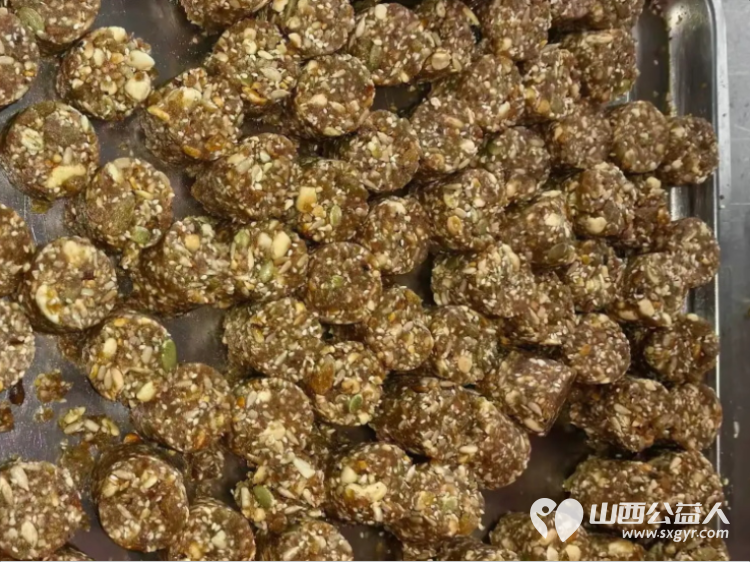 手工爱心月饼情暖敬老公益行----长治市雨花斋二部负责人王新丽带领思源公益志愿者们来到老军庄村亲手为长治市雨花斋二部的老人们制作爱心月饼提前送上节日的祝福与关怀 - 第9张 - 山西公益人 手工爱心月饼情暖敬老公益行----长治市雨花斋二部负责人王新丽带领思源公益志愿者们来到老军庄村亲手为长治市雨花斋二部的老人们制作爱心月饼提前送上节日的祝福与关怀 - 第9张