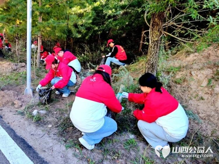五寨青年志愿者以志愿之力擦亮生态底色----共青团五寨县委组织青年志愿者参与五寨沟风景区公益清洁活动共同维护景区整洁优美的游览环境 - 第3张