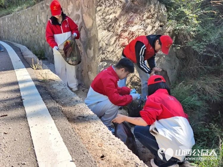 五寨青年志愿者以志愿之力擦亮生态底色----共青团五寨县委组织青年志愿者参与五寨沟风景区公益清洁活动共同维护景区整洁优美的游览环境 - 第2张