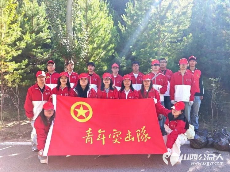 五寨青年志愿者以志愿之力擦亮生态底色----共青团五寨县委组织青年志愿者参与五寨沟风景区公益清洁活动共同维护景区整洁优美的游览环境 - 第1张