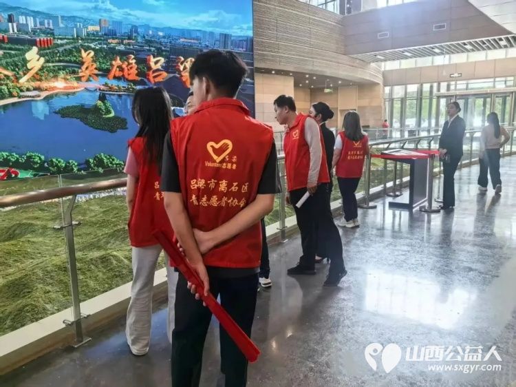金秋护碧水青春看新城|吕梁市离石区青年志愿者协会组织青年志愿者以志愿之行绘就新城美好画卷奔赴如意湖沿岸新城美食街周边开展净滩护河环境整治志愿服务行动 - 第4张 - 山西公益人 金秋护碧水青春看新城|吕梁市离石区青年志愿者协会组织青年志愿者以志愿之行绘就新城美好画卷奔赴如意湖沿岸新城美食街周边开展净滩护河环境整治志愿服务行动 - 第4张