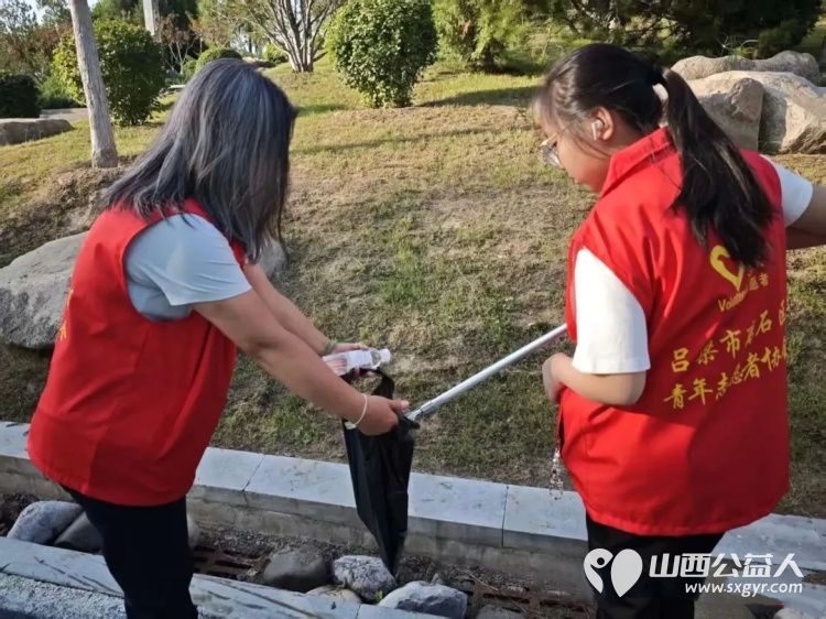 金秋护碧水青春看新城|吕梁市离石区青年志愿者协会组织青年志愿者以志愿之行绘就新城美好画卷奔赴如意湖沿岸新城美食街周边开展净滩护河环境整治志愿服务行动 - 第6张 - 山西公益人 金秋护碧水青春看新城|吕梁市离石区青年志愿者协会组织青年志愿者以志愿之行绘就新城美好画卷奔赴如意湖沿岸新城美食街周边开展净滩护河环境整治志愿服务行动 - 第6张