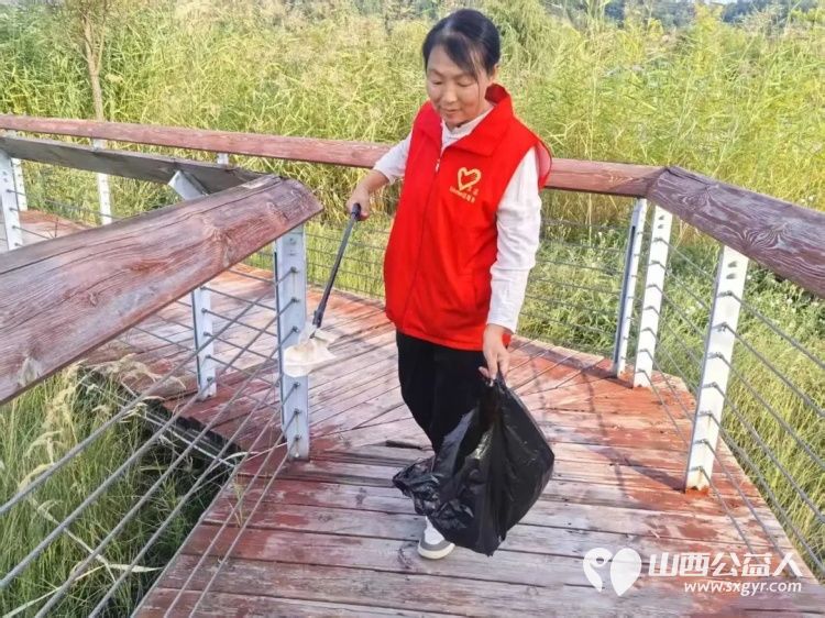 金秋护碧水青春看新城|吕梁市离石区青年志愿者协会组织青年志愿者以志愿之行绘就新城美好画卷奔赴如意湖沿岸新城美食街周边开展净滩护河环境整治志愿服务行动 - 第9张 - 山西公益人 金秋护碧水青春看新城|吕梁市离石区青年志愿者协会组织青年志愿者以志愿之行绘就新城美好画卷奔赴如意湖沿岸新城美食街周边开展净滩护河环境整治志愿服务行动 - 第9张